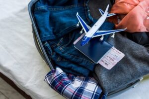 Read more about the article Checking in your luggage! Which suitcase to choose for a flight: fabric or plastic?